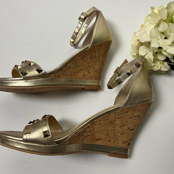 Lily Pulitzer Women's Gold Wedge Sandals - Picture 3 of 10